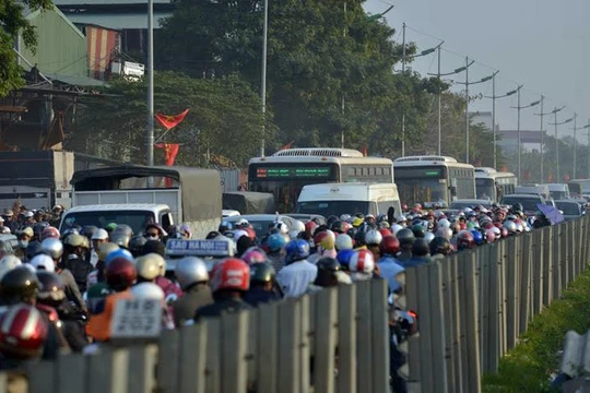 Cảnh đông đúc trên Quốc lộ 1 cũ