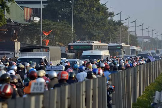 Cảnh đông đúc trên Quốc lộ 1 cũ