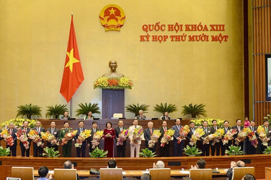 Chủ tịch Quốc hội Nguyễn Thị Kim Ngân cùng các thành viên mới của Chính phủ ra mắt Quốc hội