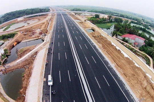 Dự án cao tốc Hà Nội - Hải Phòng được khởi công từ tháng 5/2008 với tổng đầu tư 45.487 tỷ đồng từ nguồn vốn vay của Ngân hàng phát triển Việt Nam. Toàn tuyến dài 105 km, trong đó 6 km chạy qua Hà Nội, 26 km qua Hưng Yên, 40 km qua Hải Dương và 33 km qua H