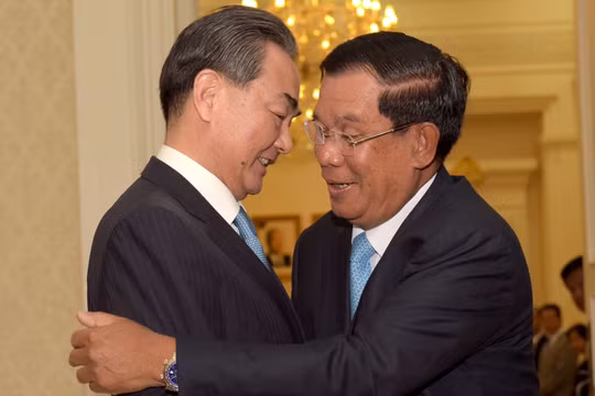 Ông Hunsen và ngoại trưởng Trung Quốc Vương Nghị