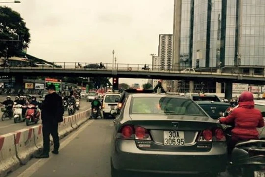 Hình ảnh người đàn ông đi vệ sinh giữa đường gây 'bão' trên mạng xã hội