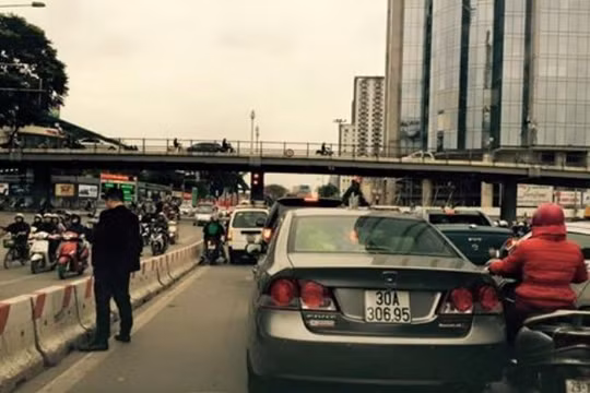 Hình ảnh người đàn ông đi vệ sinh giữa đường gây 'bão' trên mạng xã hội