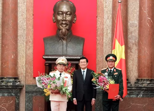 Chủ tịch nước Trương Tấn Sang trao quyết định thăng quân hàm từ Trung tướng lên Thượng tướng cho ông Bùi Quang Bền và Phương Minh Hòa