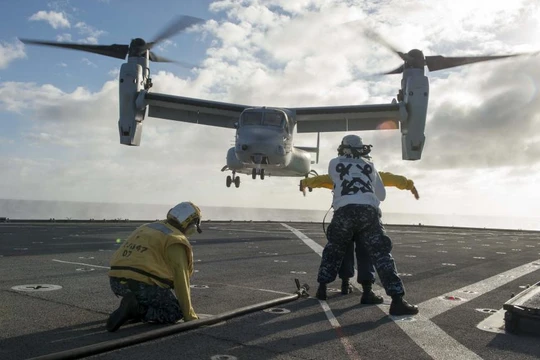 Trực thăng cánh xoay V-22 "Ưng biển" trên tàu sân bay Mỹ