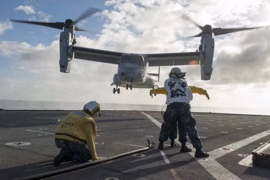 Máy bay hạ cánh trên hàng không mẫu hạm Mỹ USS Rushmore - LSD 47