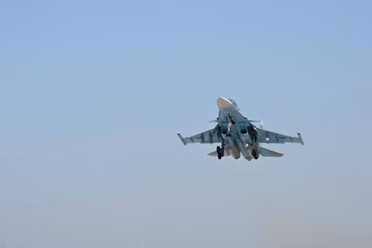 Máy bay tiêm kích - bom Su-34 của Nga xuất kích ở Syria. Phi công Mỹ được lệnh 'nhịn' máy bay Nga hết cỡ - Ảnh: Bộ Quốc phòng Nga