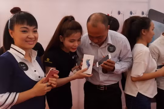 Những khách hàng nhận iPhone 6S/6S Plus chính hãng đầu tiên tại Thế giới Di động - Ảnh: T.Trực