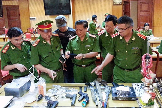 Lực lượng công an thu giữ vũ khí nguy hiểm của băng nhóm tội phạm có tổ chức do Nhật “khùng” cầm đầu