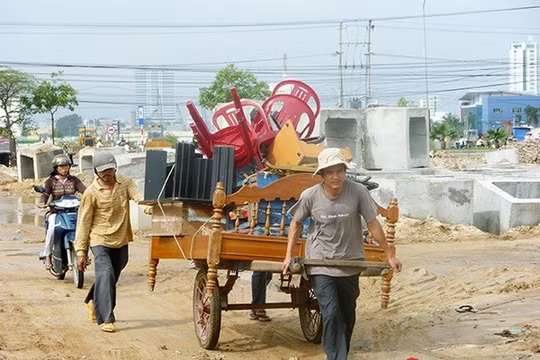 Hàng chục ngàn hộ dân Đà Nẵng phải giải tỏa di dời để TP thực hiện các dự án, trong khi các Ban giải tỏa đền bù, bố tái định cư lại "giấu" đến 17.000 lô đất không bố trí cho họ làm nhà, khiến họ phải ở nhà thuê, nhà tạm! (Ảnh: HC)