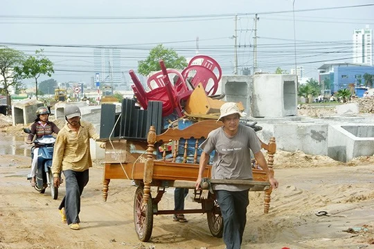 Hàng chục ngàn hộ dân Đà Nẵng phải giải tỏa di dời để TP thực hiện các dự án, trong khi các Ban giải tỏa đền bù, bố tái định cư lại "giấu" đến 17.000 lô đất không bố trí cho họ làm nhà, khiến họ phải ở nhà thuê, nhà tạm! (Ảnh: HC)