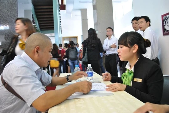 Khách hàng đang tìm hiểu thủ tục để vay gói 30.000 tỉ đồng - Ảnh: Mạnh Tùng