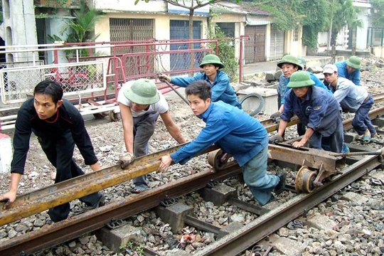 Hệ thống giao thông VN rất mất cân đối, không đồng bộ. Đường sông, đường sắt hầu như bị quên lãng - Ảnh: Ngọc Thắng