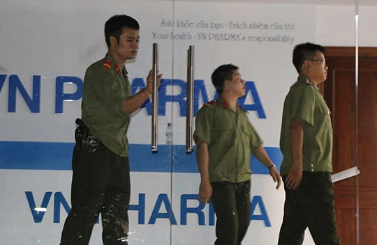 Lực lượng an ninh khám xét tại trụ sở Công ty VN Pharma trên đường 3-2, P.14, Q.10, TP.HCM