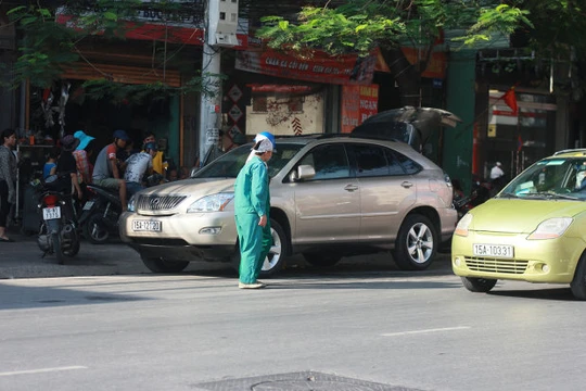 Nhiều người dân sững sờ khi đôi nam nữ bị tạt axit ngay giữa phố đông người tại Hải Phòng - Ảnh: Tiến Thắng