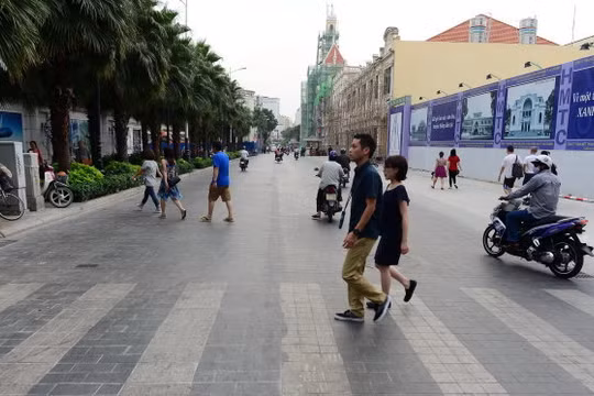 Đường Lê Thánh Tôn, Q.1, TP.HCM sau khi được lát đá. 134 tuyến đường trung tâm TP sẽ được lát bằng đá granit giống đường Lê Thánh Tôn - Ảnh: Quang Định