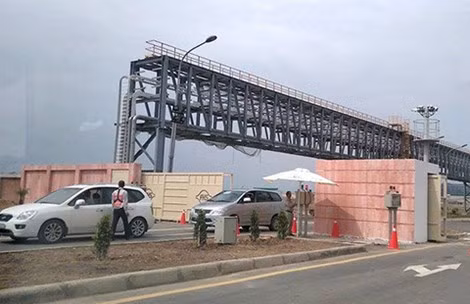 Những ô tô chạy quá tốc độ trong khuôn viên Dự án Formosa đang bị bảo vệ của công ty này phạt tiền. Ảnh: ĐL