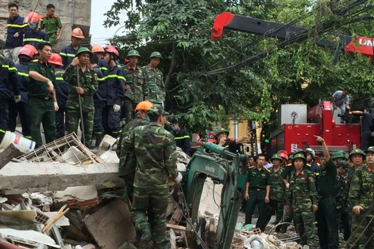 Ghi nhận tại hiện trường, vụ sập nhà rạng sáng nay đã làm 7 người thương vong.