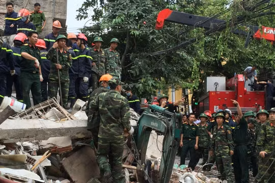 Ghi nhận tại hiện trường, vụ sập nhà rạng sáng nay đã làm 7 người thương vong.