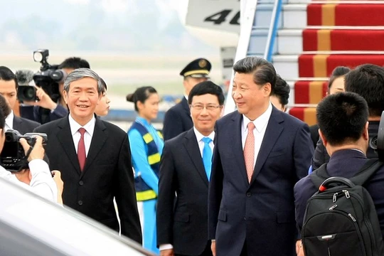 Tổng bí thư, Chủ tịch Trung Quốc Tập Cận Bình và ông Đinh Thế Huynh, UV BCT, Bí thư T.Ư Đảng, Trưởng Ban Tuyên giáo T.Ư - Ảnh: TTXVN