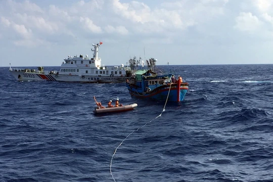 Tàu cảnh sát biển Trung Quốc liên tục cản trở, gây rối việc cứu hộ cứu nạn ngư dân của cơ quan chức năng Việt Nam - Ảnh: M.C