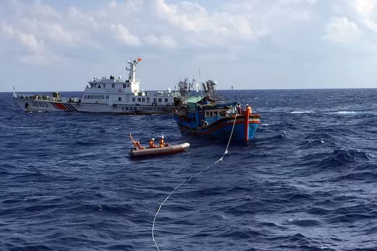 Tàu cảnh sát biển Trung Quốc liên tục cản trở, gây rối việc cứu hộ cứu nạn ngư dân của cơ quan chức năng Việt Nam - Ảnh: M.C