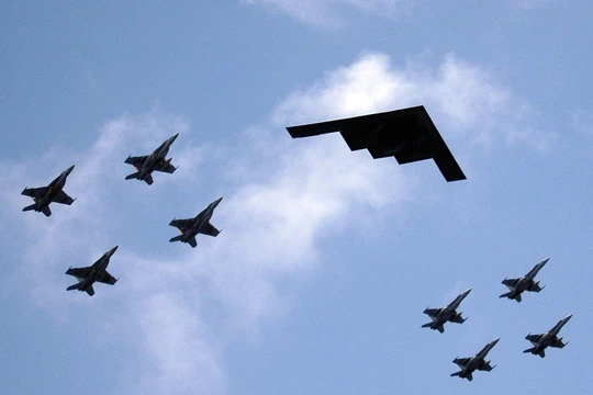 Máy bay ném bom tàng hình chiến lược B-2 Spirit của Mỹ được phi đội tiêm kích hộ tống