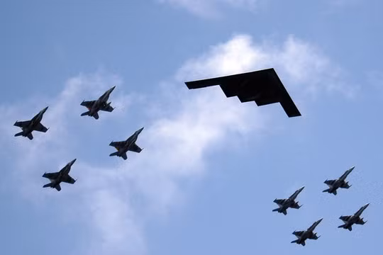 Máy bay ném bom tàng hình chiến lược B-2 Spirit của Mỹ được phi đội tiêm kích hộ tống