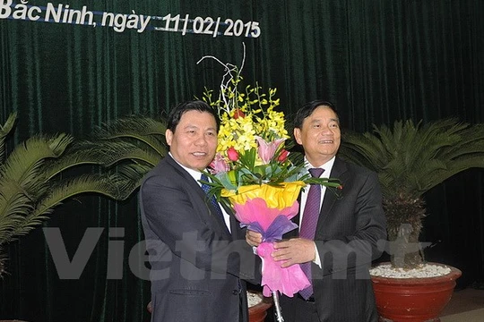 Ông Trần Văn Túy, Ủy viên trung ương Đảng, Phó Trưởng ban Tổ chức TW tặng hoa chúc mừng ông Nguyễn Nhân Chiến, Phó Bí thư tỉnh ủy, Chủ tịch UBND tỉnh Bắc Ninh trúng cử chức vụ Bí thư tỉnh ủy Bắc Ninh nhiệm kỳ 2010-2015.