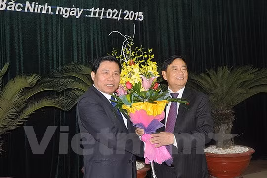 Ông Trần Văn Túy, Ủy viên trung ương Đảng, Phó Trưởng ban Tổ chức TW tặng hoa chúc mừng ông Nguyễn Nhân Chiến, Phó Bí thư tỉnh ủy, Chủ tịch UBND tỉnh Bắc Ninh trúng cử chức vụ Bí thư tỉnh ủy Bắc Ninh nhiệm kỳ 2010-2015.