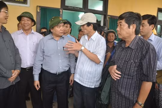 Ông Nguyễn Sự (thứ 2 từ phải qua) báo cáo Phó Thủ tướng Nguyễn Xuân Phúc công tác phòng chống lụt bão tại Hội An năm 2014