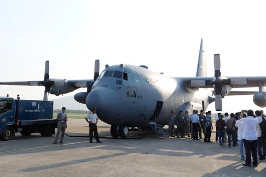 Máy bay C-130 Hercules đậu tại sân bay quốc tế Đà Nẵng