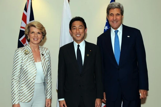 Ngoại trưởng Úc Julie Bishop, Ngoại trưởng Nhật Fumio Kishida và Ngoại trưởng Mỹ John Kerry