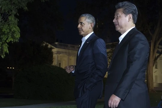 Tổng thống Mỹ Barack Obama tản bộ cùng Chủ tịch Trung Quốc Tập Cận Bình (Nguồn: AFP)