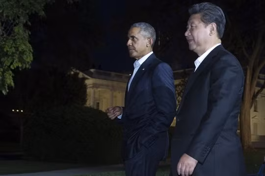 Tổng thống Mỹ Barack Obama tản bộ cùng Chủ tịch Trung Quốc Tập Cận Bình (Nguồn: AFP)