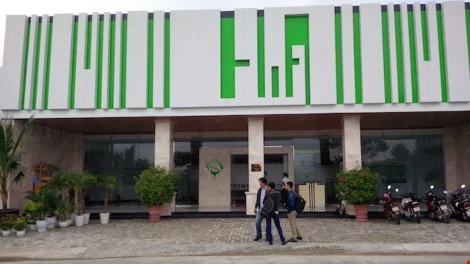 Bên ngoài showroom H.A Cao su thiên nhiên. LÊ PHI