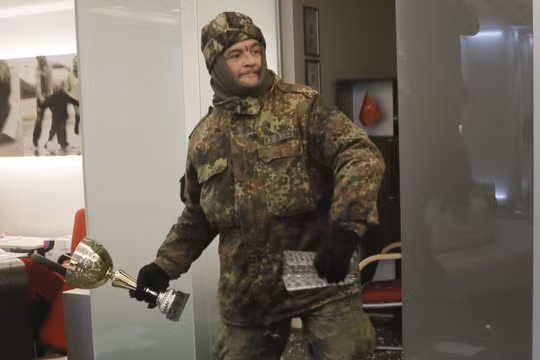 Cảnh đập phá ngân hàng Nga tại Ukraine