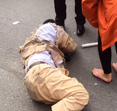 Thượng úy Đạt hương tích khắp người do hành vi của Chuyên gây ra.