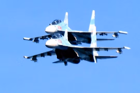Su-30MK2 bay huấn luyện ở Trường Sa