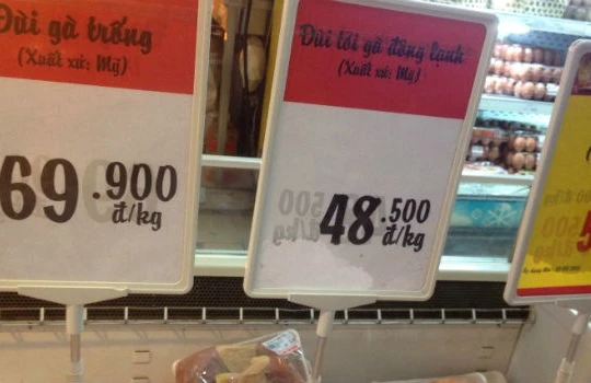 Thịt gà Mỹ nhập khẩu bày bán tại siêu thị Big C Thăng Long.