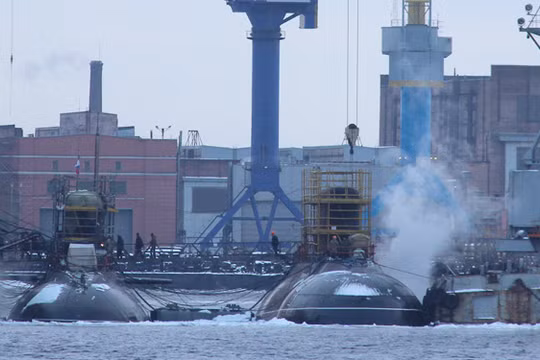 Tàu ngầm HQ-186 Khánh Hoà (bên phải) đang được khẩn trương hoàn thiện các công đoạn cuối ở vùng nước trước Nhà máy đóng tàu Admiralty, tháng 1.2015. Ngày 1.4.2015 tàu đã ra biển thử nghiệm cấp nhà máy - Ảnh: airbase (Nga)