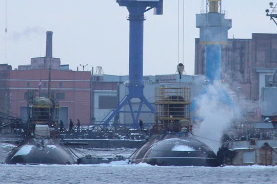 Tàu ngầm HQ-186 Khánh Hoà (bên phải) đang được khẩn trương hoàn thiện các công đoạn cuối ở vùng nước trước Nhà máy đóng tàu Admiralty, tháng 1.2015. Ngày 1.4.2015 tàu đã ra biển thử nghiệm cấp nhà máy - Ảnh: airbase (Nga)