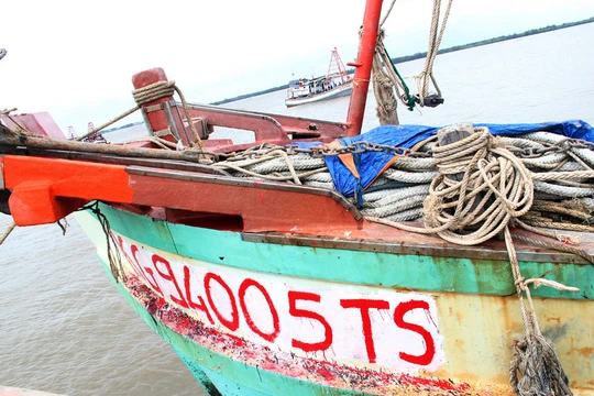  Tàu vũ trang nước ngoài nã đạn điên cuồng vào tàu cá Việt Nam 