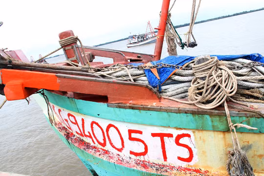  Tàu vũ trang nước ngoài nã đạn điên cuồng vào tàu cá Việt Nam 