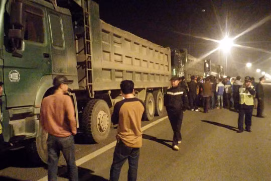 Sau 24 tiếng, 5 chiếc xe “hổ vồ” chở quá tải vẫn chưa được xử lý. Ảnh T.PHÙNG