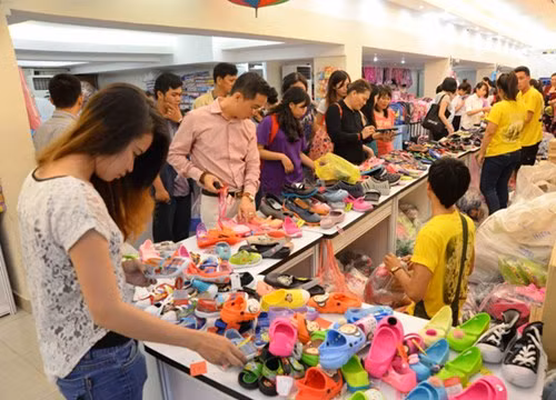 Hàng tiêu dùng Thái thu hút người mua tại các hội chợ - Ảnh: D.Đ.Minh