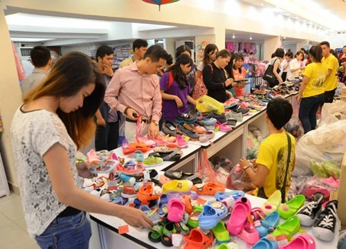 Hàng tiêu dùng Thái thu hút người mua tại các hội chợ - Ảnh: D.Đ.Minh