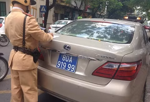 Hàng loạt xe ôtô đeo biển xanh giả mạo xe của cơ quan nhà nước bị camera giám sát giao thông phát hiện 