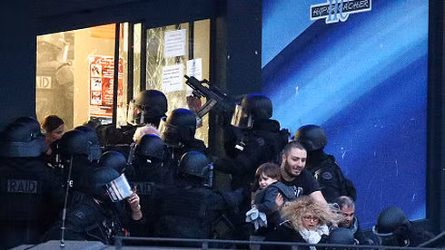 Các con tin từ siêu thị Kosher ở Paris đươc an ninh giải cứu - Ảnh: AFP