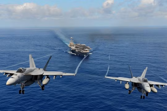 Chiến đấu cơ xuất kích từ tàu sân bay Mỹ